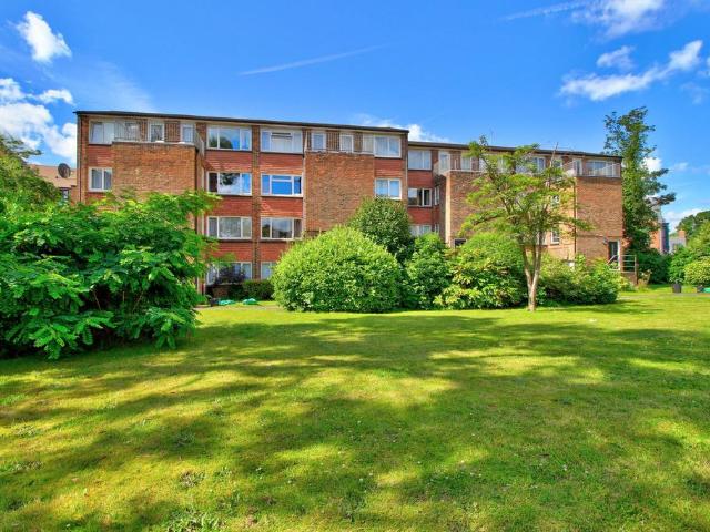 Wokingham RG40 2 bed apartment to rent £1,400 pcm £323 pw