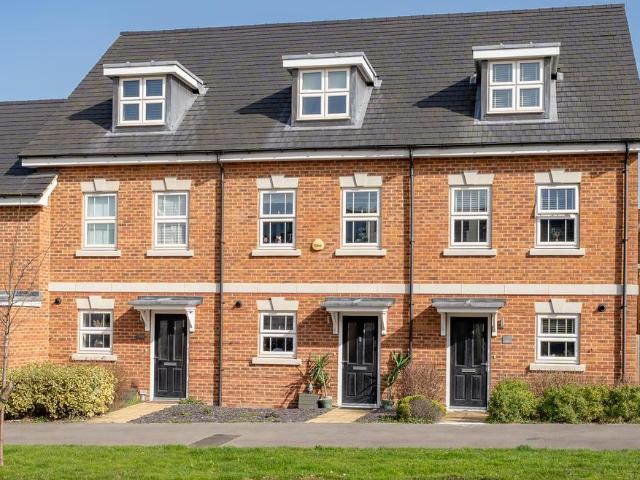Wokingham RG40 3 bed townhouse to rent £2,400 pcm £554 pw