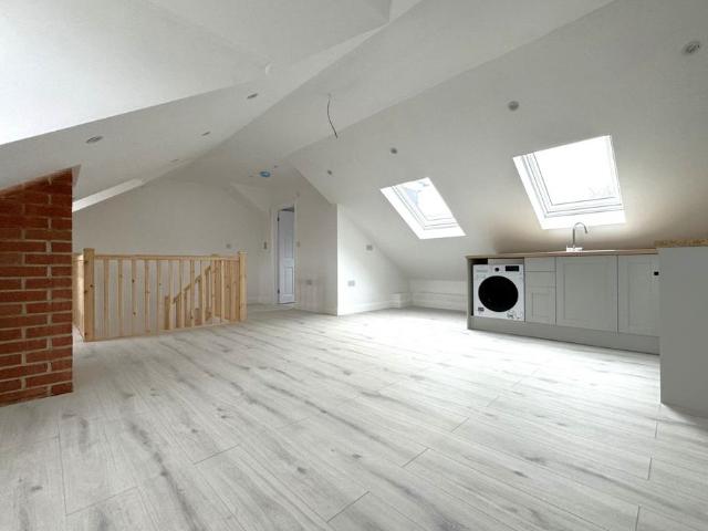 Wokingham RG40 Studio to rent £1,000 pcm £231 pw