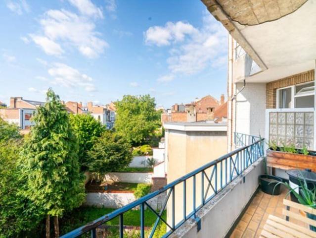 Woluwe – Lovely 2 bedroom flat with balconies and a garage