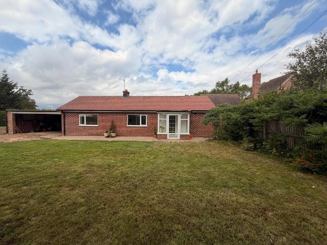 Wolverton Fields, Norton Lindsey CV35 2 bed detached bungalow to rent £1,350 pcm £312 pw