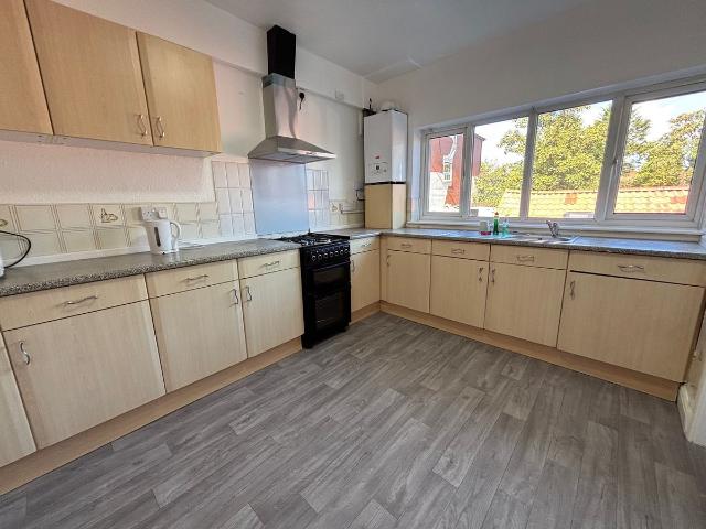 Wolverhampton Road, Oldbury B68, 2 bed flat to rent, £900 pcm | PrimeLocation