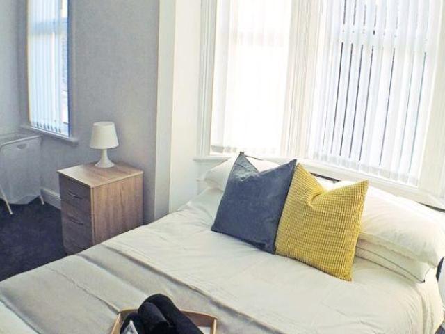 Wolverhampton WV6 1 bed in a house share to rent £550 pcm £127 pw