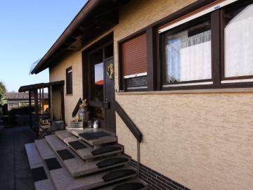 Wölfersheim: Großzügiges Zweifamilienhaus mit Pool, Gartenhaus & Ausbaupotenzial in Ortsrandlage