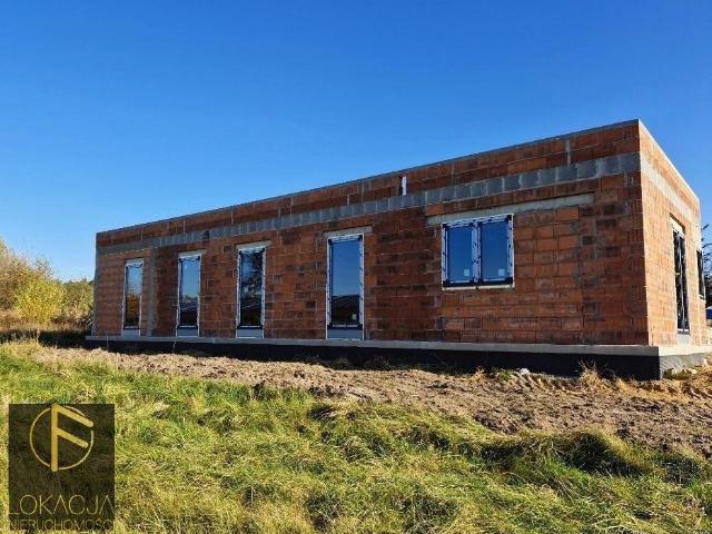 Nowoczesny dom parterowy 110 m² z dużą działką w Wolicy