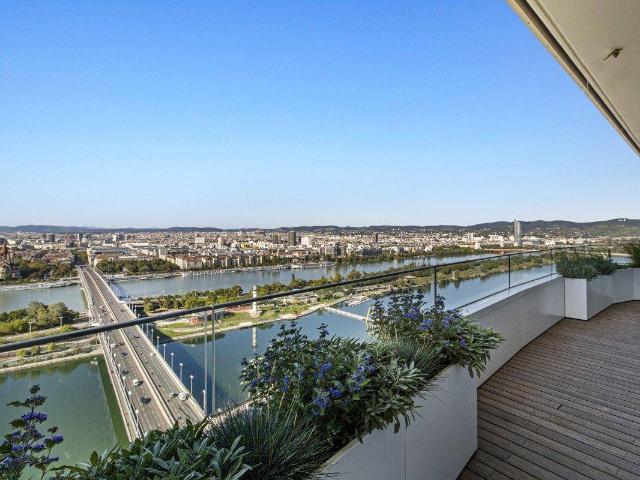 WOLKENKRATZER an der DONAU + DREI Zimmer mit Skyline View