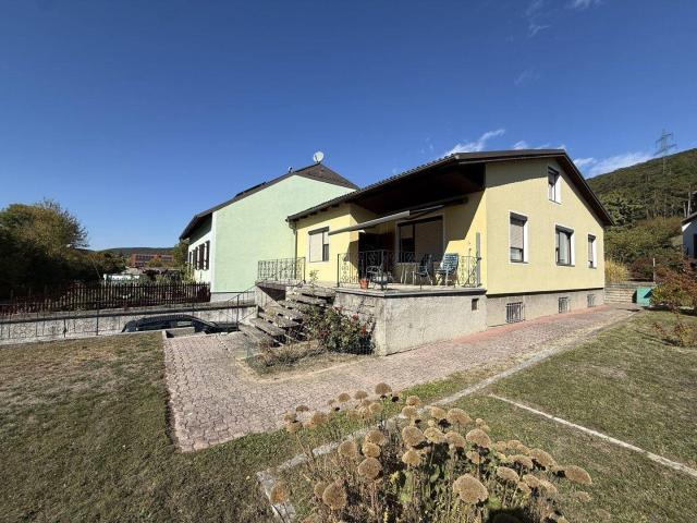 Wöllersdorf älteres, gepflegtes Wohnhaus auf einem sonnigen und großen Grundstück!