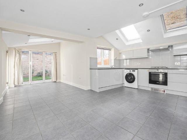 Wolseley Gardens, Chiswick, W4 2 bed apartment to rent £2,750 pcm £635 pw