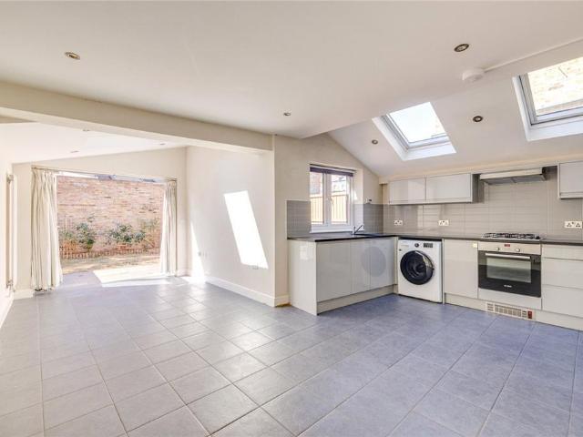 Wolseley Gardens, London, W4 2 bed property to rent £2,995 pcm £691 pw