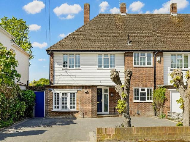 Wolsey Road, Esher, KT10 3 bed semi detached house to rent £3,600 pcm £831 pw