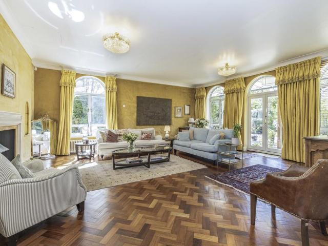 Wolsey Road, Northwood. 4 bed detached house to rent £5,500 pcm £1,269 pw