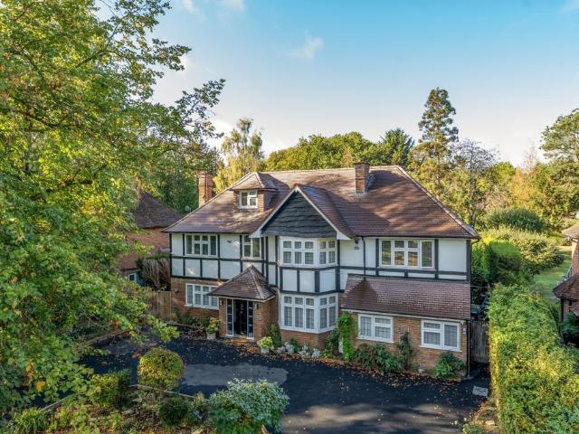 Wolsey Road Northwood HA6 6 bed detached house to rent £7,500 pcm £1,731 pw