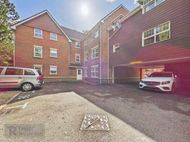 Worth Park Avenue, Crawley RH10, 2 bed flat to rent, £1,500 pcm | PrimeLocation