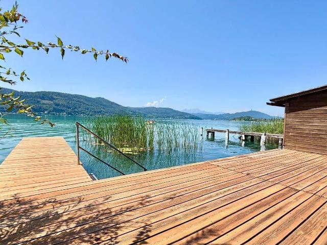 Wörthersee Nordufer: einzigartige Neubau Villa *Outdoorpool, LIFT, 5 Garagen, privater Seezugang