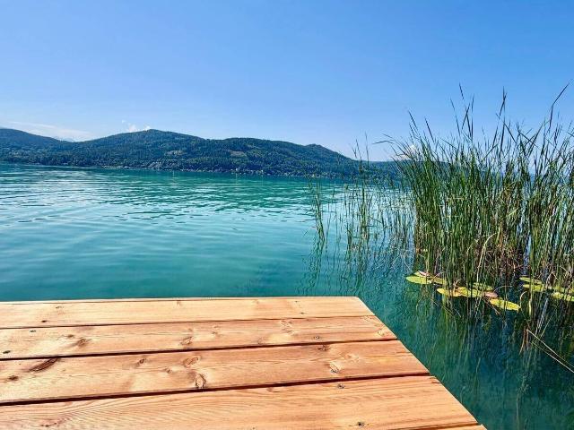Wörthersee Nordufer: einzigartige Neubau Villa *Outdoorpool, LIFT, 5 Garagen, privater Seezugang