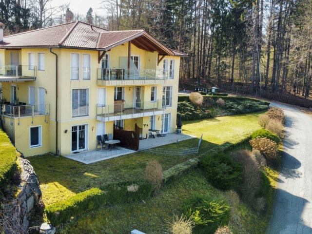 Wörthersee Lifestyle pur: Gartenwohnung mit Terrasse, Seeblick und eigenem Badesteg in Velden am Wörthersee