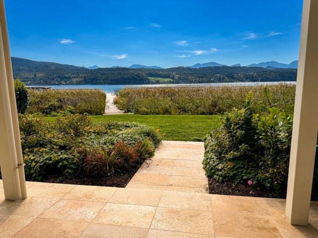 WÖRTHERSEE VOR DER HAUSTÜRE! Exklusive Gartenwohnung mit Seezugang, großer Terrasse & Seeblick