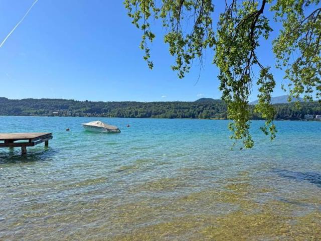Wörtherseewohnung mit privatem Seezugang und traumhaftem Seeblickgarten