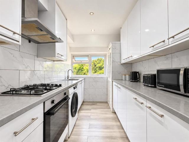 Worthing Road, Heston TW5 3 bed maisonette to rent £2,200 pcm £508 pw