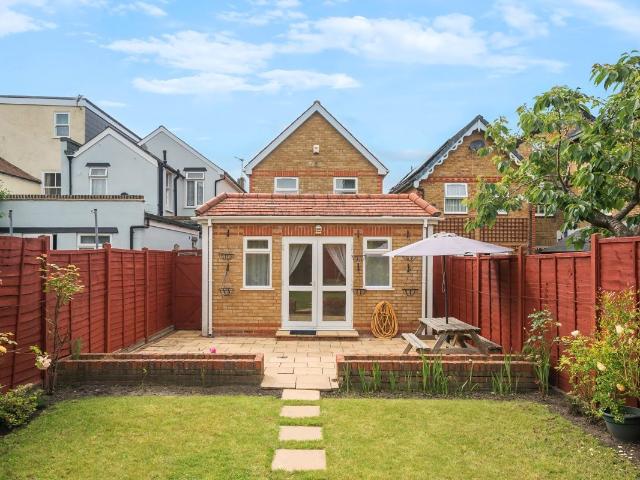 Worthington Road, Surbiton KT6, 4 bed detached house to rent, £3,550 pcm | PrimeLocation