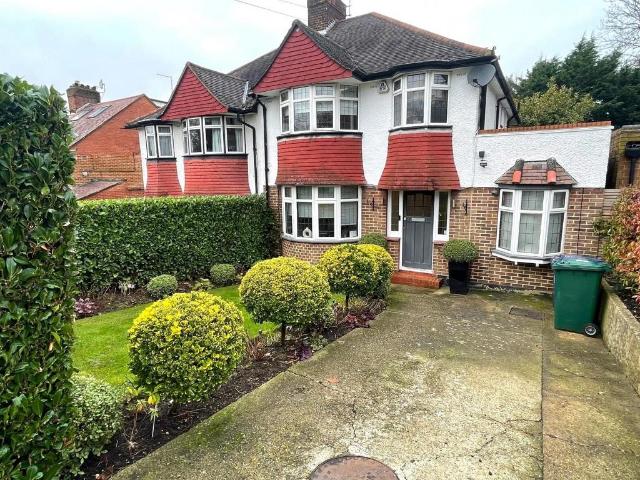 Worcester Crescent, London, NW7 4LP, United Kingdom | 4 bed duplex for rent #136960363 | Rentberry