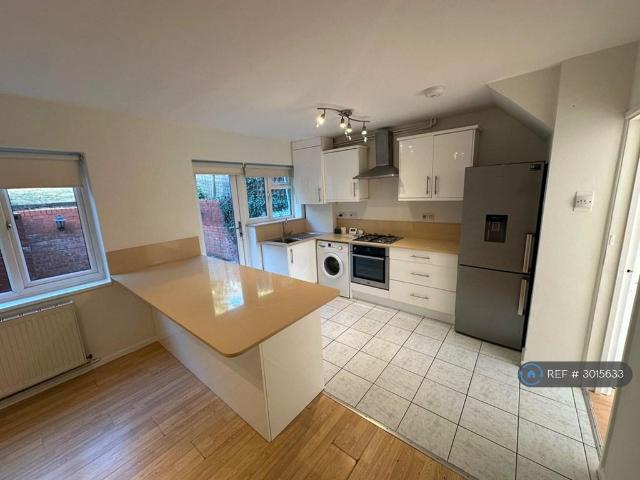 Worcester Crescent, London, NW7 3 bed semi detached house to rent £3,000 pcm £692 pw