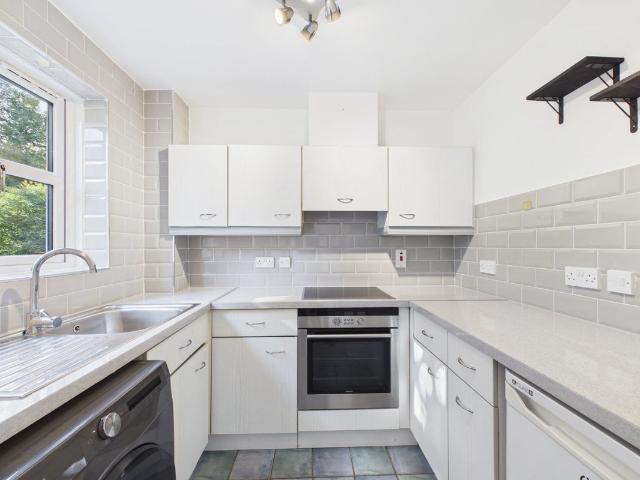 Worcester Gardens, Slough, Berkshire SL1, 1 bed flat to rent, £1,250 pcm | PrimeLocation
