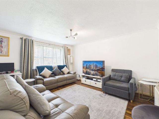 Worcester Gardens, Slough, Berkshire SL1, 2 bed flat to rent, £1,450 pcm | PrimeLocation