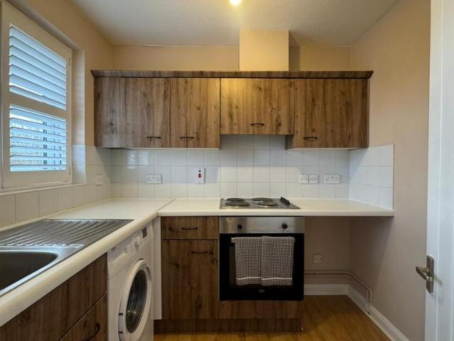Worcester Gardens, Slough, Berkshire. 1 bed flat to rent £1,050 pcm £242 pw