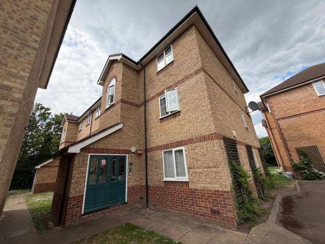 Worcester Gardens, Slough SL1, 2 bed flat to rent, £1,400 pcm | PrimeLocation