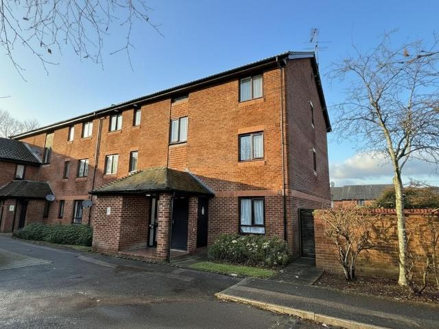 Worcester Drive, Didcot OX11 1 bed flat to rent £1,050 pcm £242 pw