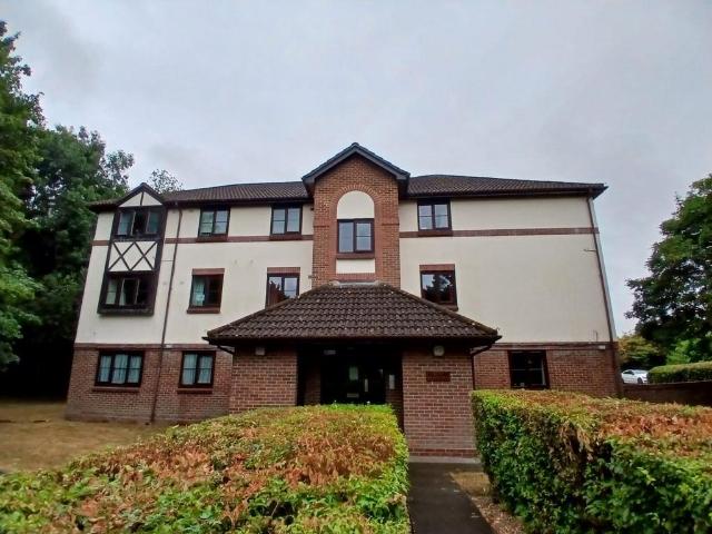 Wordsworth Mead, Redhill 2 bed flat to rent £1,500 pcm £346 pw