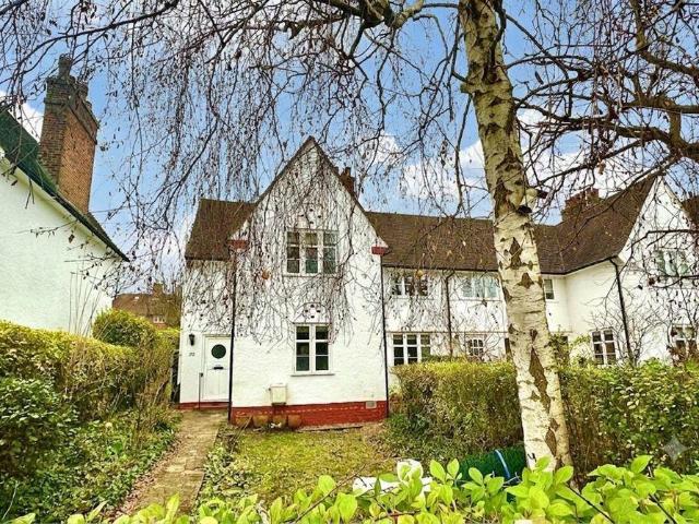 Wordsworth Walk, Hampstead Garden. 2 bed cottage to rent £2,400 pcm £554 pw