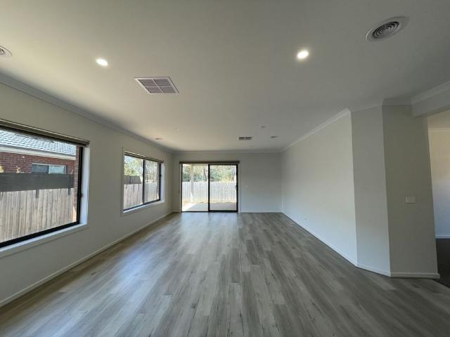 SPACIOUS MODERN HOME IN A PRIME LOCATION !