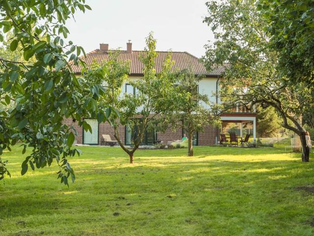 Work in a green setting with lake views – 40 minutes from Hamburg