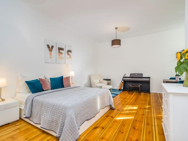 Work, Play, Relax – Spacious Studio in Friedrichshain close to Prenzlauer Berg & Mitte, Berlin Amsterdam Apartments for Rent