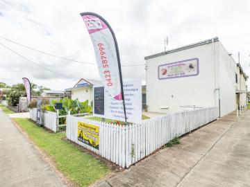 A Unique Gem, commercial & residential living all in 1. Allowing you to work & live in the same location. Think of the time & money you can save