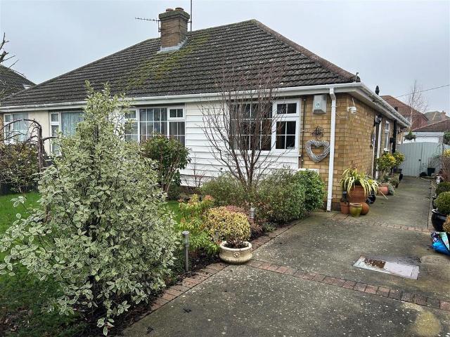 Worlaby Road, Grimsby 2 bed semi detached bungalow to rent £925 pcm £213 pw