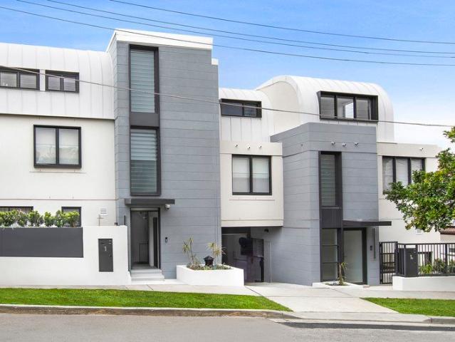 World Class Architectural Luxury Home Spread Over 3 Levels. 140m from the Shores of Maroubra Beach