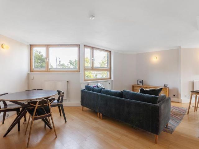 Worlds End, Chelsea SW10, 2 bed flat to rent, £3,000 pcm | PrimeLocation