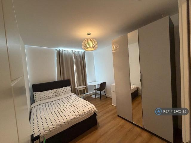Wormholt Road, London, W12 1 bed in a flat share to rent £1,100 pcm £254 pw