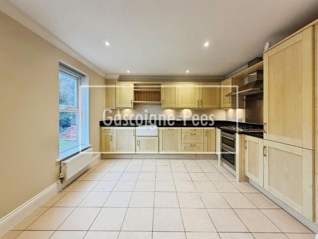 Wormley, Godalming GU8, 3 bed flat to rent, £1,900 pcm | PrimeLocation