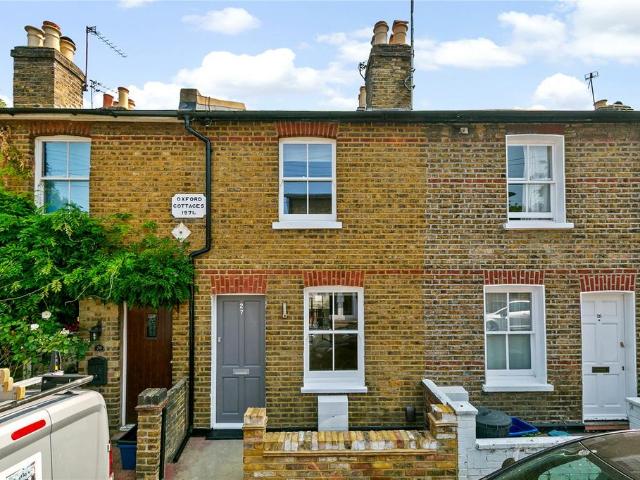 Worple Street, Mortlake, SW14 2 bed terraced house to rent £2,700 pcm £623 pw