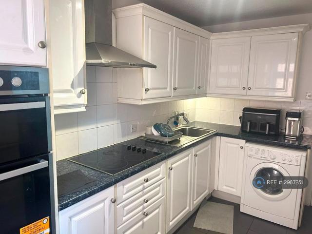 Worple Road, Wimbledon, SW19 2 bed flat to rent £2,300 pcm £531 pw