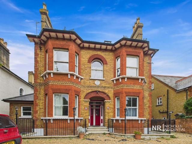 Worple Road, Basement Flat, Epsom, Surrey. KT18, 4 bed flat to rent, £3,000 pcm | PrimeLocation
