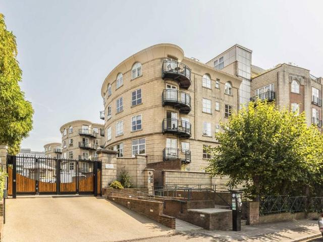 Worple Road, London SW19 2 bed flat to rent £3,250 pcm £750 pw