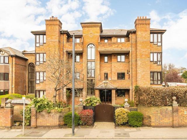 Worple Road, London SW20 2 bed flat to rent £2,600 pcm £600 pw