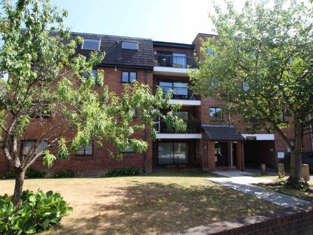 Worple Road, London SW20 2 bed flat to rent £2,300 pcm £531 pw