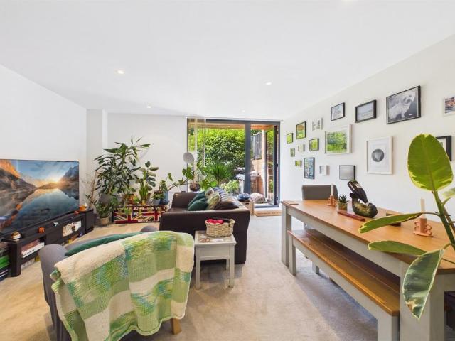 Worple Road, Merton, London, SW19 2 bed flat to rent £2,500 pcm £577 pw