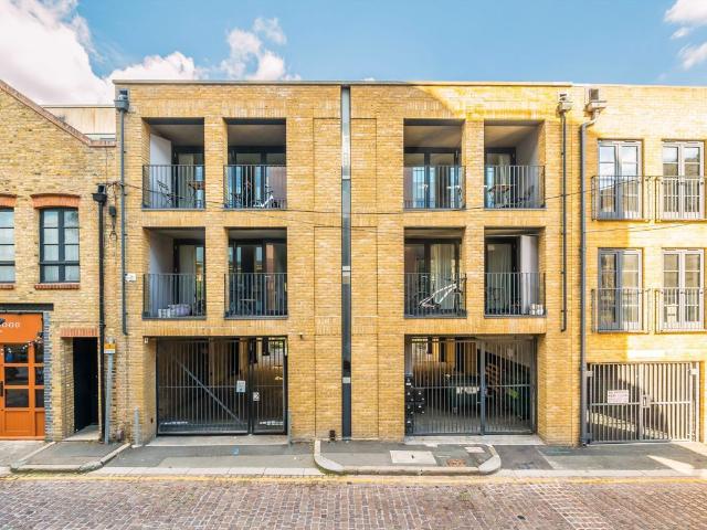 Worple Road Mews, Wimbledon SW19, 2 bed flat to rent, £2,600 pcm | PrimeLocation